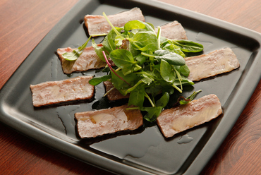 上質素材を、シンプルに味わう『鹿児島黒牛のカルパッチョ』