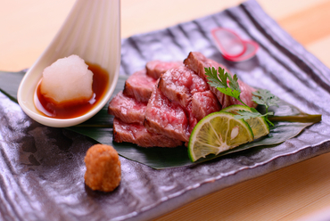 上質な肉本来の旨みに舌鼓『特選国産牛炙り』