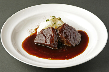 牛ホホ肉のルイサ風煮込み