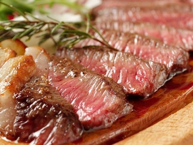 自慢の肉料理!『国産牛の炭火焼き~ルーコラとパルミジャーノチーズ、熟成バルサミコソースで~』