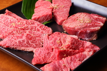 まずはコレ! 上質なお肉の様々な部位を食べ比べ『盛合せ』