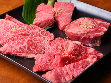 まずはコレ! 上質なお肉の様々な部位を食べ比べ『盛合せ』