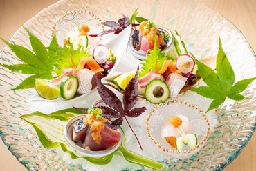 三河湾の魚介が美しく盛りこまれた『おつくり盛合わせ』