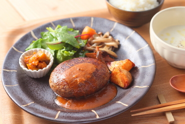 オーダーしてから成型して焼き上げてくれる『ハンバーグセット』