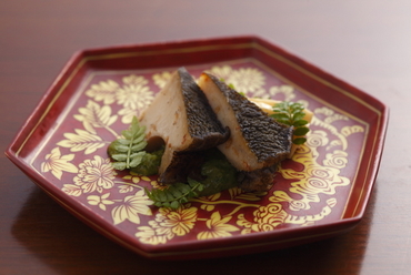 味わうたび旨みが広がる『黒あわび 筍 菜の花のそうす 木ノ芽』