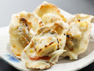 ぷりぷりの食感と磯の香りが広がる『カキのチーズ焼き』