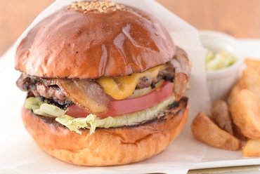 パン、ビーフ、野菜、全てにこだわる『ベーコンチーズバーガー』