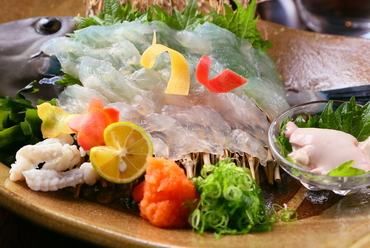明石産のカワハギを使用。冬は肝が多くて美味『カワハギ姿造り』