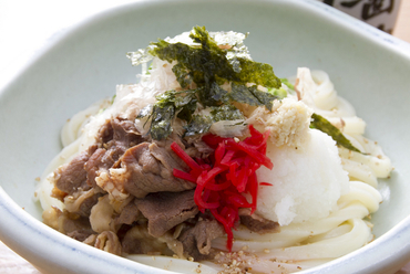 甘辛く煮た国産牛肉がおいしい『肉おろししょうゆうどん』