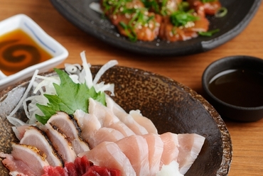 朝引き鶏を使った鮮度抜群の三種盛り『とり刺盛り合せ』