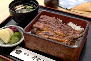 九州鹿児島産の厳選されたうなぎと、伝統的なたれで作る濃厚なうま味の『うな重 肝吸い付(並)』