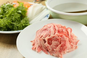 厳選した国産牛を使用。たっぷり添えられた野菜とともに味わう『牛しゃぶ』(牛肉220g・野菜)