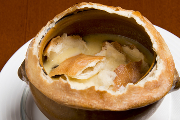 パン生地で包んで焼いたアイデア料理『きのこのスープつぼ焼き』