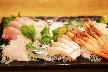 朝獲れの新鮮な旬のお魚をたっぷり味わう『氷見 海鮮ごっつぉ漬け丼』