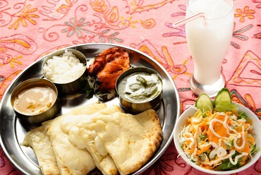 チーズ入りナンとカレーの相性が抜群の『チーズナンのセット』