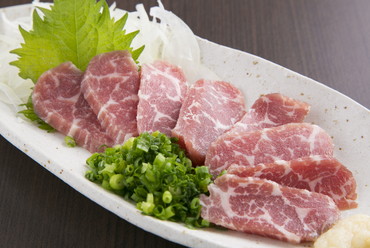 味にこだわるオーナーが食べ比べて厳選した『霜降り馬刺し』