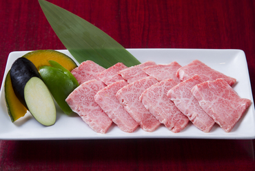 サシが綺麗に入った『特上カルビ』 やわらかい霜降り肉は、肉そのものの旨みが濃厚で、極上の味わい