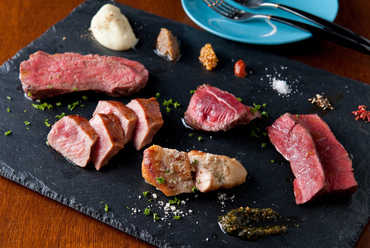 シカやイノシシなどのシビエも。一皿で数種のお肉を楽しめる『Specialite:オススメお肉盛り合わせ』