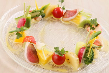 自家製鴨生ハムのお洒落な前菜『フレッシュフルーツ、鴨生ハム、季節野菜のメリメロサラダ』