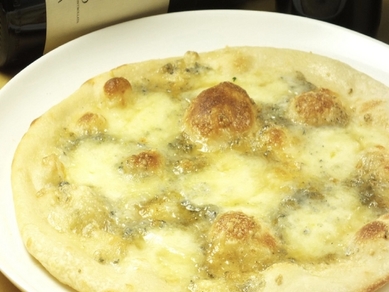 イタリア産の小麦粉を使ったもちもちピザ『フルッティ ディ マーレ』