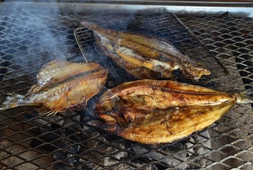新鮮な魚介類、阿寒ポークや知床鶏の串、新鮮な野菜の『炭火焼各種』