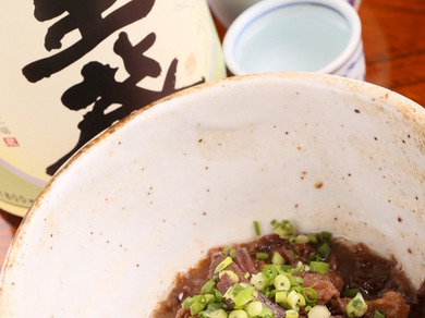 牛かつを酒のお供にお酒を楽しむ忘年会