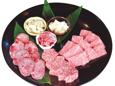 高級な部位がたっぷりと。贅沢メニューが盛りだくさんの『黄金の特選みむら盛 大(3~4名様向)』
