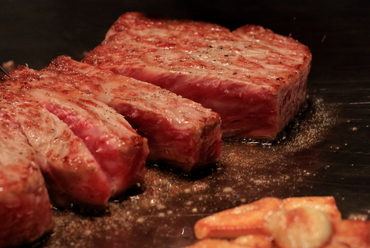 厳選された牛肉のあっさりとしたうま味と甘み『但馬牛 神戸ビーフサーロインステーキ 100g』