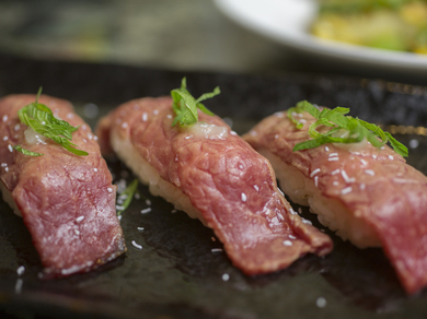 思わず頬が緩む美味しさの『石垣牛の炙り握り(3カン)』