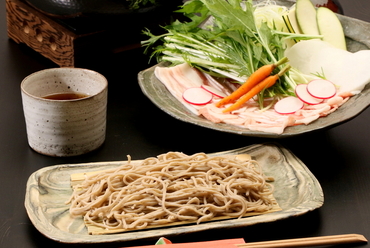 しゃぶしゃぶを愉しんだ後は、風味豊かな手打ちそばで〆る『ぶな豚の蕎麦しゃぶ』