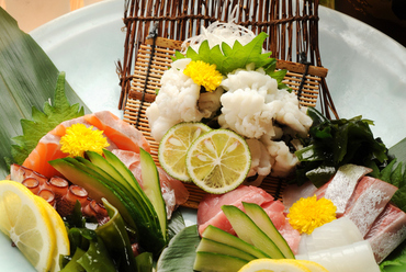 市場直送! 旬の新鮮な魚介類の『刺身盛り合わせ 特盛り(3~4人用)』