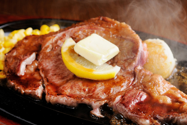 口に入れたらとろけそうなほど柔らかな食感の、最高級のステーキ肉を味わえる『サーロインステーキ』