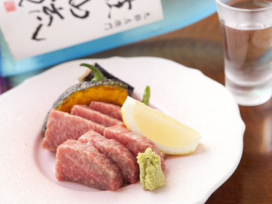 旬菜を用いた季節料理と黒毛和牛サーロイン陶板焼きが付いたちょっと贅沢なディナーコース