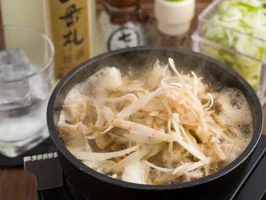 やや甘い旨みたっぷりの汁に、牛蒡の豊かな風味が加わった『濱モツ鍋(笹掻ごぼう入り)』