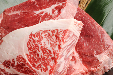 肉の味が濃く脂身の少ない赤身をさっと炭火で炙りワサビ、岩塩、ポン酢で『赤身近江牛炙り焼き』