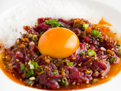 なめらかな口当たりの『馬ユッケ』は独自のタレで味付け。赤身のお肉のクセのない味を楽しめます。 (50g)