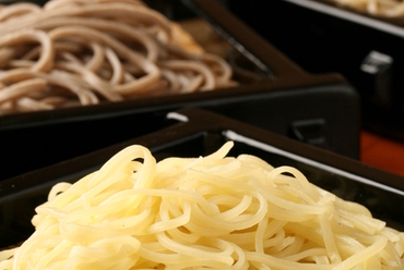 そば粉からこだわり、毎日挽きたて・打ちたて・茹でたてをお届けする『蕎麦』