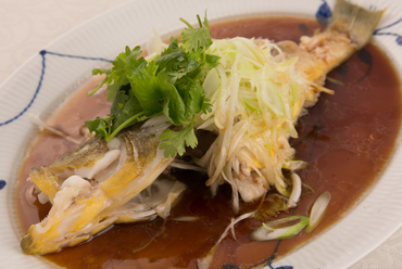 近くの鐘崎漁港から届く新鮮な魚を使い、上質のスープと魚の蒸し汁で味付け『本日のお魚 姿蒸し広東風』