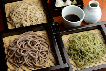 収穫からこだわった国産そば粉を使用した、「挽きたて・打ちたて・茹でたて」の『蕎麦』