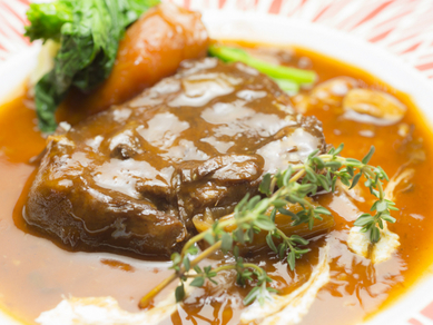 肉厚の牛タンを使用した『じっくり煮込んだ柔らかタンシチュー』