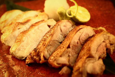 炭火焼きのジューシーな味わい『魚沼地鶏ムネとももの味比べ』(数量限定)