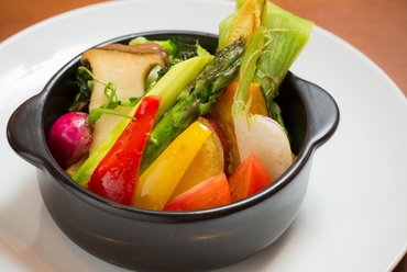 野菜本来の旨みがギュッと詰まった『産地直送野菜の釜蒸し焼き』