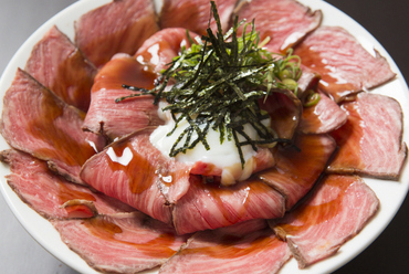 大量に乗る肉を3種の特製タレでいただく『ローストビーフ丼』