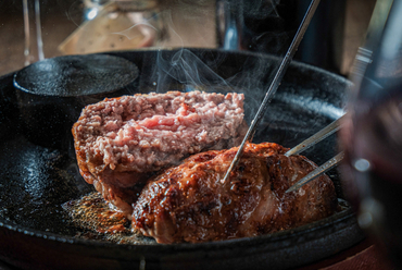 人気No.1の看板メニュー『骨付きもも肉の一本焼き』