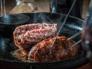 人気No.1の看板メニュー『骨付きもも肉の一本焼き』