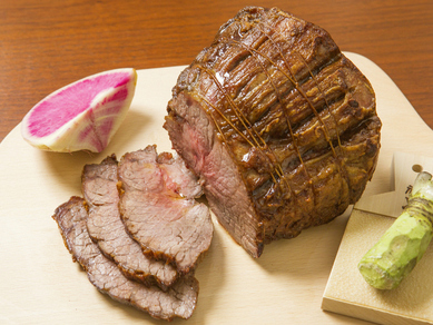低温ローストすることで肉の旨味を閉じ込めた『宮城県産漢方和牛の長時間ロースト本わさび添え』