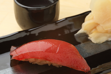 生マグロならではのしっかりとした食感を楽しめる『名物! 生マグロ 90円』