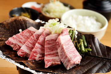 飛騨牛独特の脂の甘みが一層際立つ『飛騨牛朴葉みそ定食』