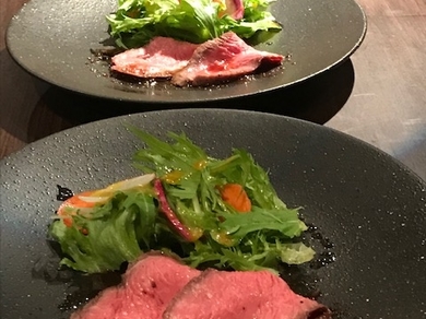前菜 黒毛和牛ローストビーフサラダ
