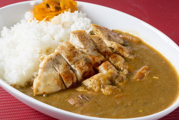 一度食べたらやみつき必至の『チキンカレー』